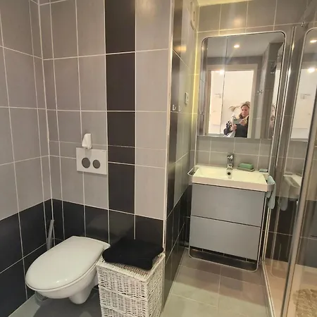 2 Pièces En Mezzanine Avec Parking Privé Résidence Avec Piscine à Proximité Du Centre - Fr-1-780-88 Sainte-Maxime